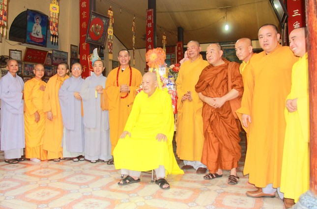 Chụp ảnh lưu niệm tại chùa Thiên Long Chụp ảnh lưu niệm tại chùa Thiên Long