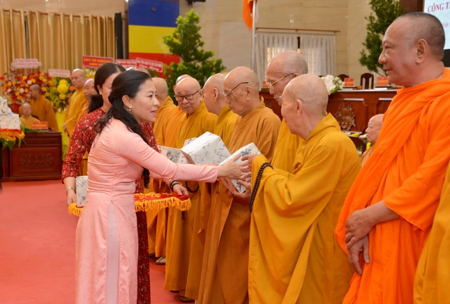 Bà Phan Kiều Thanh Hương trao quà chúc mừng chư tôn giáo phẩm Bà Phan Kiều Thanh Hương trao quà chúc mừng chư tôn giáo phẩm