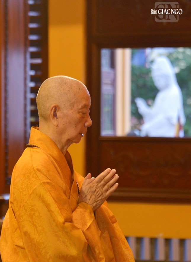 Đức Pháp chủ GHPGVN đảnh lễ Tam bảo