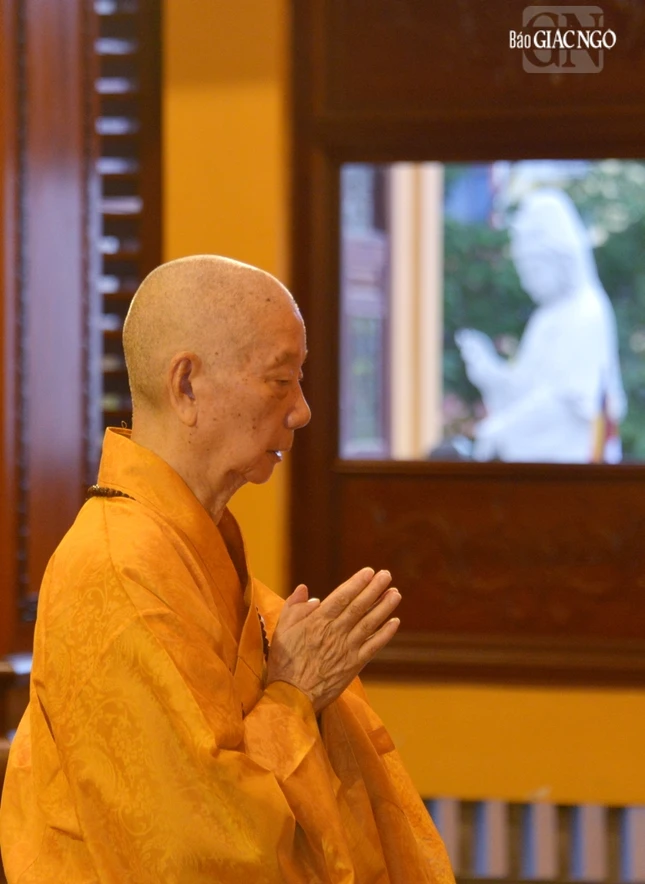 Đức Pháp chủ GHPGVN đảnh lễ Tam bảo