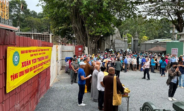 Bà con đến nhận quà Tết "Xuân yêu thương 2023" tại chùa Phổ Quang