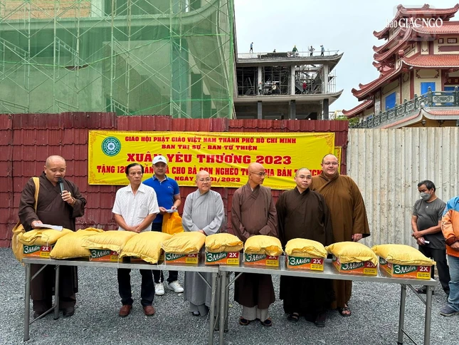 Ban Tổ chức trao 700 phần quà Tết tại chùa Phổ Quang, quận Tân Bình