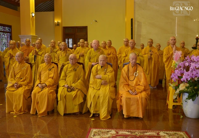 Đức Pháp chủ cùng chư tôn giáo phẩm Hội đồng Chứng minh Đức Pháp chủ cùng chư tôn giáo phẩm Hội đồng Chứng minh