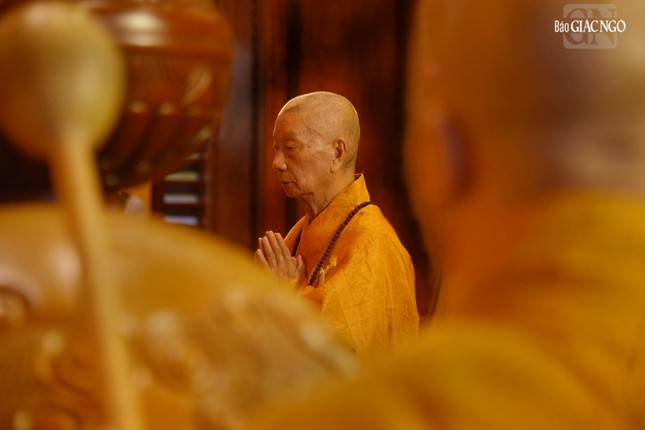 Đức Pháp chủ thành kính đảnh lễ Tam bảo