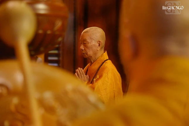 Đức Pháp chủ thành kính đảnh lễ Tam bảo