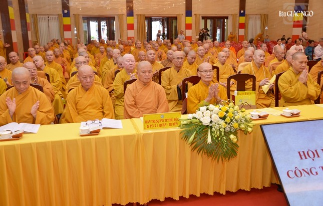 Chư tôn đức tham dự hội nghị