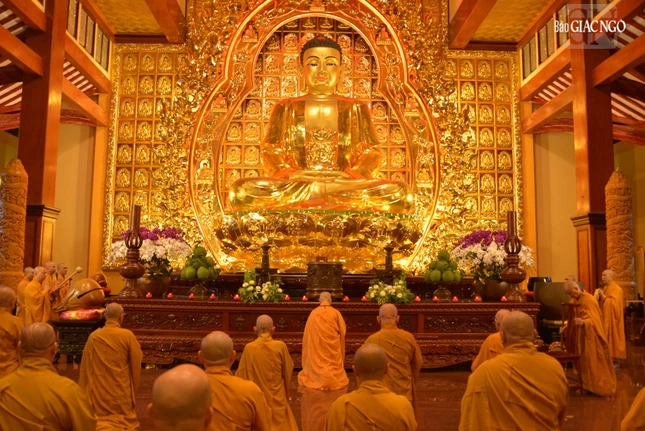 Chư Tăng thành kính đảnh lễ Tam bảo