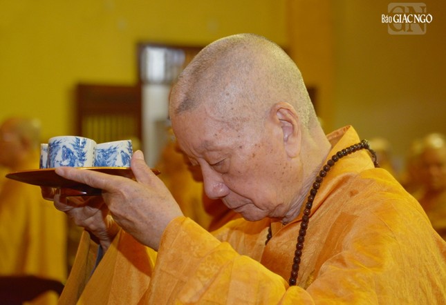 Đức Pháp chủ GHPGVN dâng trà