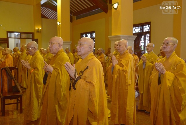 Chư tôn giáo phẩm thành kính đảnh lễ Giác linh cố Trưởng lão Hòa thượng