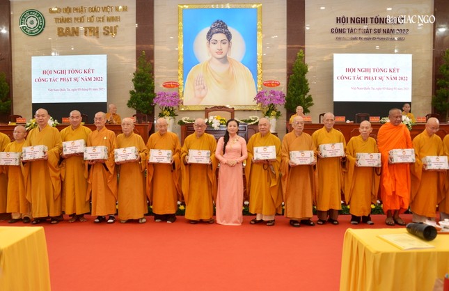 Ủy ban MTTQVN TP.HCM tặng quà chúc mừng đến chư tôn đức TP.HCM được suy tôn vào Hội đồng Chứng minh, suy cử Hội đồng Trị sự