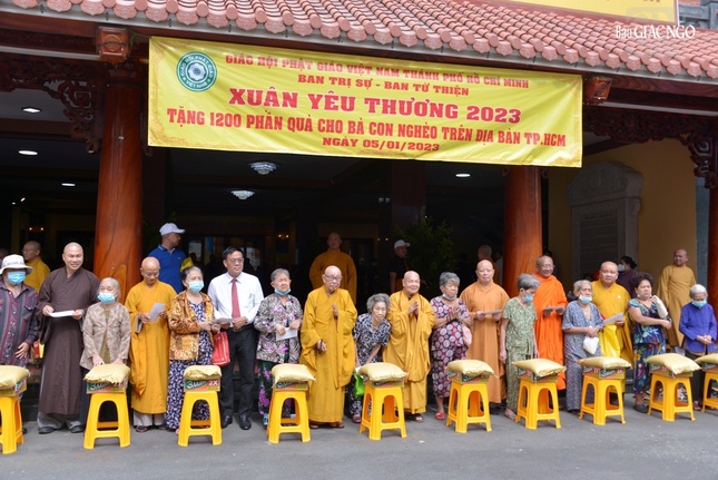 Chư tôn đức trao quà Tết "Xuân Yêu thương - 2023" đến bà con trên địa bàn quận 10