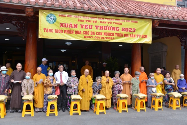 Chư tôn đức trao quà Tết "Xuân Yêu thương - 2023" đến bà con trên địa bàn quận 10