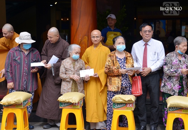 Thượng tọa Thích Thiện Quý, Đại đức Thích Minh Phú, ông Nguyễn Duy Tân trao quà đến bà con