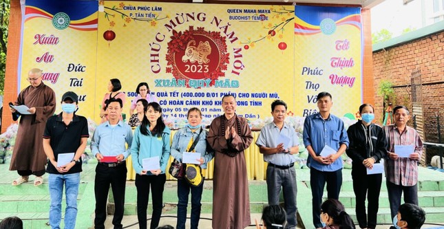 Thượng tọa Thích Minh Trí trao quà đến những gia đình khó khăn