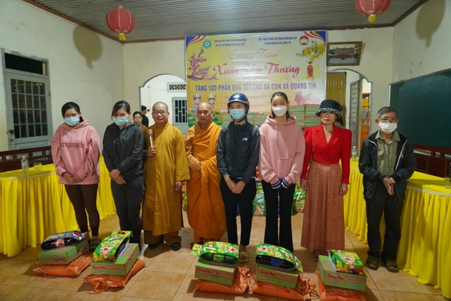 100 phần quà Tết được chia sẻ đến bà con khó khăn