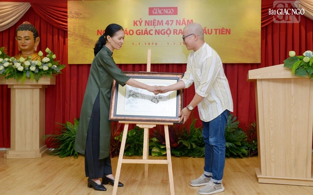 Nhà báo Lưu Đình Long tặng quà chúc mừng nhân kỷ niệm 47 năm ngày thành lập Báo Giác Ngộ