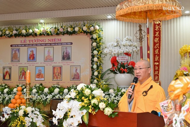 Thượng tọa Thích Thiện Thuận cung tuyên tiểu sử và hành trạng của chư vị Trưởng lão Hòa thượng