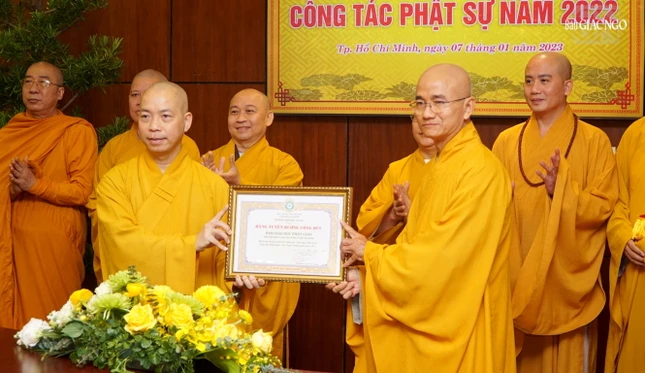 Thượng tọa Thích Thiện Quý trao Bằng tuyên dương công đức của Ban Trị sự GHPGVN TP.HCM đến Thượng tọa Thích Quang Thạnh
