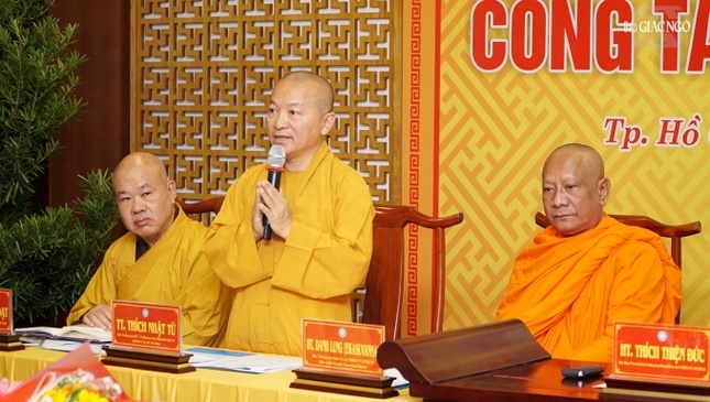 Thượng tọa Thích Nhật Từ, cố vấn Ban Giáo dục Phật giáo phát biểu tại hội nghị