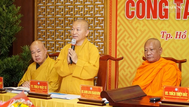 Thượng tọa Thích Nhật Từ, cố vấn Ban Giáo dục Phật giáo phát biểu tại hội nghị