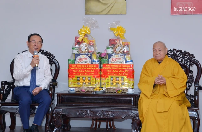 Bí thư Thành ủy TP.HCM Nguyễn Văn Nên chúc Tết đến Hòa thượng Thích Thiện Nhơn