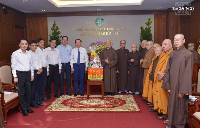 Bí thư Thành ủy TP.HCM Nguyễn Văn Nên chúc mừng Hòa thượng Thích Lệ Trang cùng chư tôn đức Ban Thường trực Ban Trị sự GHPGVN TP.HCM