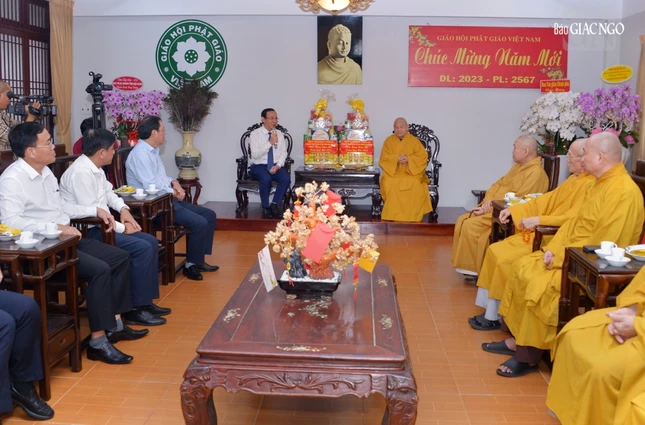 Chư tôn đức Hội đồng Trị sự tiếp thân mật phái đoàn lãnh đạo Thành ủy TP.HCM