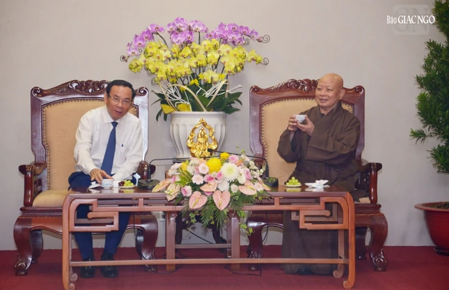 Hòa thượng Thích Lệ Trang tiếp thân mật Bí thư Thành ủy TP.HCM và phái đoàn