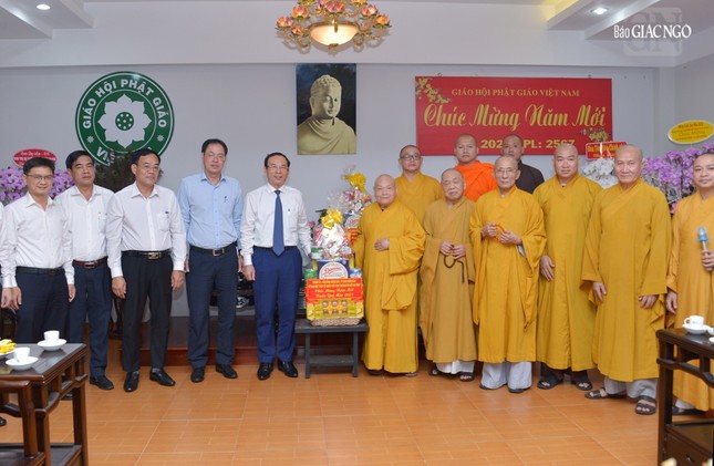 Bí thư Thành ủy TP.HCM trao quà chúc xuân đến chư tôn đức Hội đồng Trị sự Bí thư Thành ủy TP.HCM trao quà chúc xuân đến chư tôn đức Hội đồng Trị sự