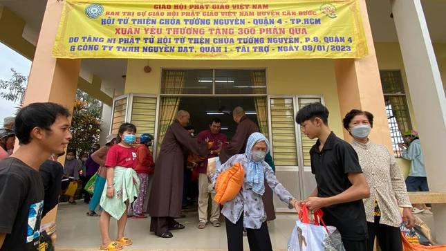 Tặng 300 phần quà Tết “Xuân yêu thương” đến bà con khó khăn - Ảnh: TN