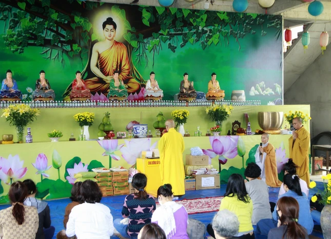 Cúng dường nhân Tết cổ truyền - Ảnh: CTV