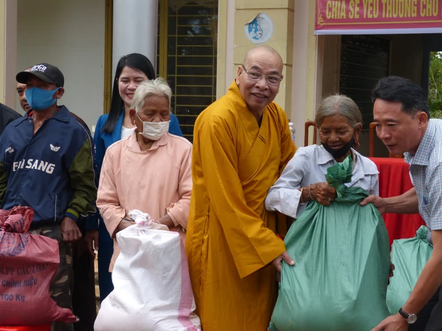 Chương trình “Xuân yêu thương” đã trao tặng 800 phần quà đến hộ nghèo
