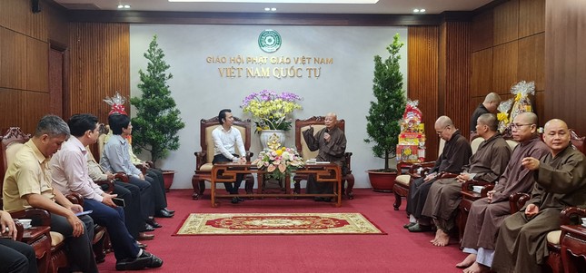 Hòa thượng Thích Lệ Trang tiếp thân mật ông Trương Tấn Sơn cùng đoàn Hòa thượng Thích Lệ Trang tiếp thân mật ông Trương Tấn Sơn cùng đoàn