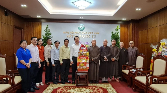 Ông Trương Tấn Sơn trao quà chúc mừng đến chư tôn đức Ban Trị sự GHPGVN TP.HCM