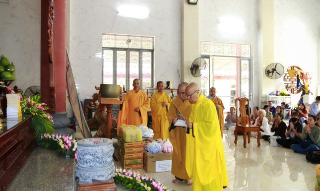 Hòa thượng Thích Chơn Nguyên hướng dẫn Phật tử cúng dường Tam bảo - Ảnh: CTV Hòa thượng Thích Chơn Nguyên hướng dẫn Phật tử cúng dường Tam bảo - Ảnh: CTV