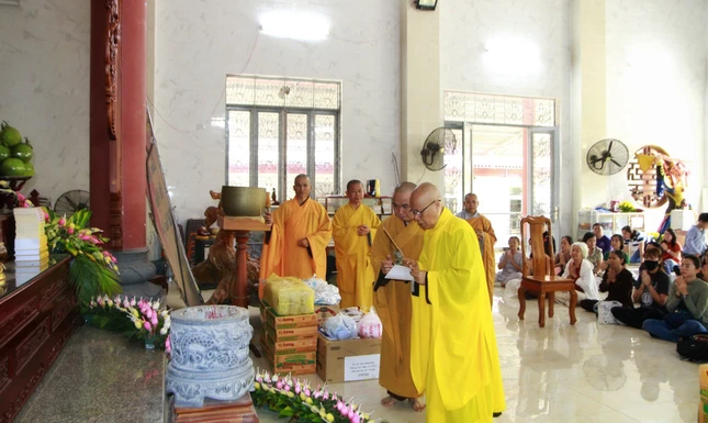 Hòa thượng Thích Chơn Nguyên hướng dẫn Phật tử cúng dường Tam bảo - Ảnh: CTV