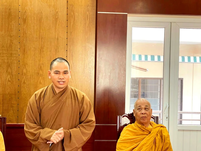 Thay mặt Ban Thường trực Ban Trị sự GHPGVN Thành phố, Thượng tọa Thích Thiện Thông chúc Tết đến lãnh đạo và các cơ quan Thành phố