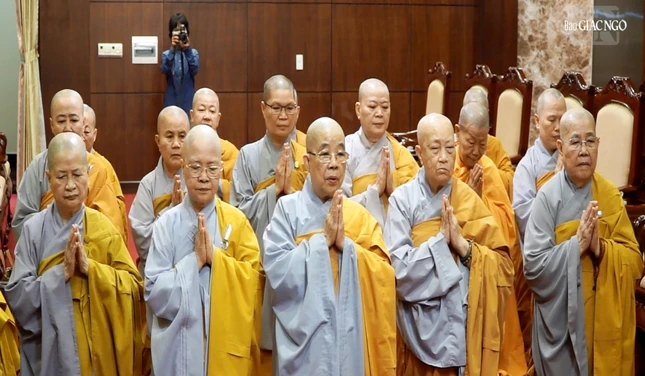 Đại diện đoàn, Ni trưởng Thích nữ Nhật Khương tác bạch chúc Tết đến chư tôn đức Ban Trị sự GHPGVN TP.HCM