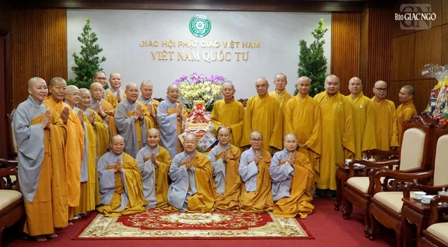 Chụp ảnh lưu niệm cùng chư tôn đức Ban Thường trực Ban Trị sự GHPGVN TP.HCM