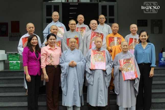 Chụp ảnh lưu niệm tại Hội Liên hiệp Phụ nữ TP.HCM