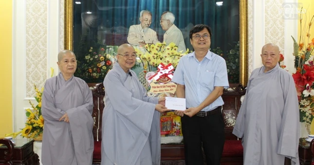 Ni trưởng Thích nữ Nhật Khương chúc mừng năm mới đến đại diện Ủy ban MTTQVN TP.HCM