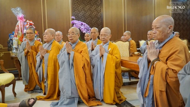 Ni trưởng Thích nữ Nhật Khương đại diện tác bạch khánh tuế