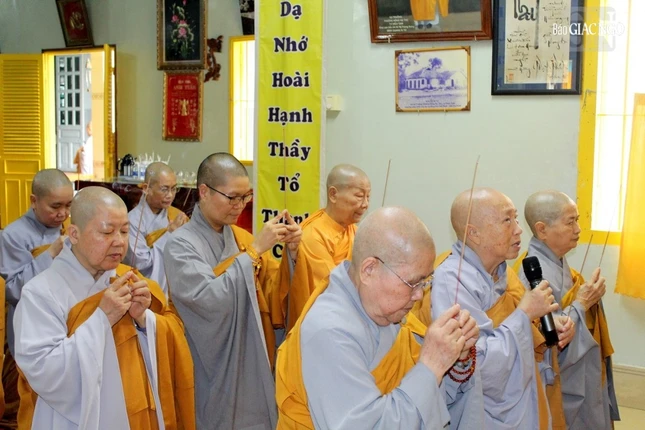 Chư Ni niêm hương tưởng niệm cố Ni trưởng Thích nữ Huyền Huệ tại tổ đình Hải Ấn