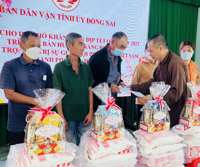 Thượng tọa Thích Minh Trí trao quà Tết đến người nghèo tại Trụ sở Ủy ban Nhân dân phường Trảng Dài Thượng tọa Thích Minh Trí trao quà Tết đến người nghèo tại Trụ sở Ủy ban Nhân dân phường Trảng Dài