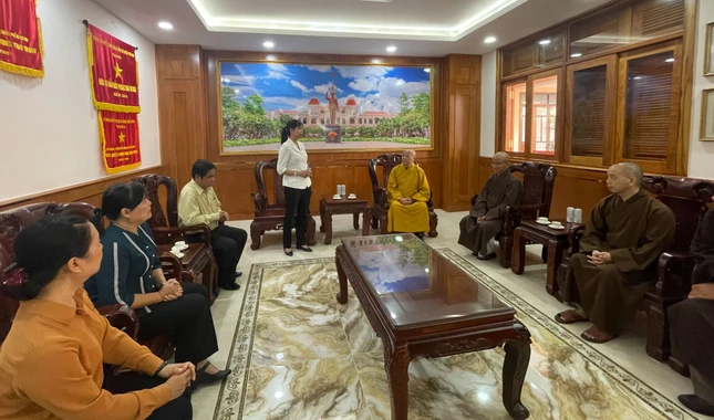 bà Lê Thị Thu Sương, Ủy viên Ban Thường vụ Quận ủy, Phó Chủ tịch UBND quận Tân Bình phát biểu cảm ơn đoàn Ban Trị sự đến chúc Tết cổ truyền