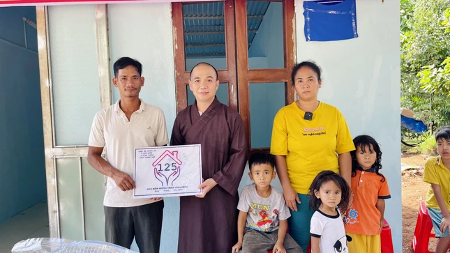 Câu Lạc bộ Mái Ấm Yêu Thương bàn giao nhà đến gia đình anh Điểu Lõi