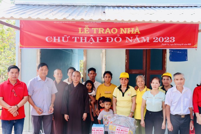 Câu Lạc bộ Mái Ấm Yêu Thương đến gia đình anh Tại Chính Hải thuộc xã Đồng Tiến