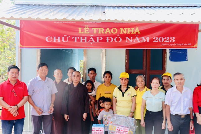 Câu Lạc bộ Mái Ấm Yêu Thương đến gia đình anh Tại Chính Hải thuộc xã Đồng Tiến