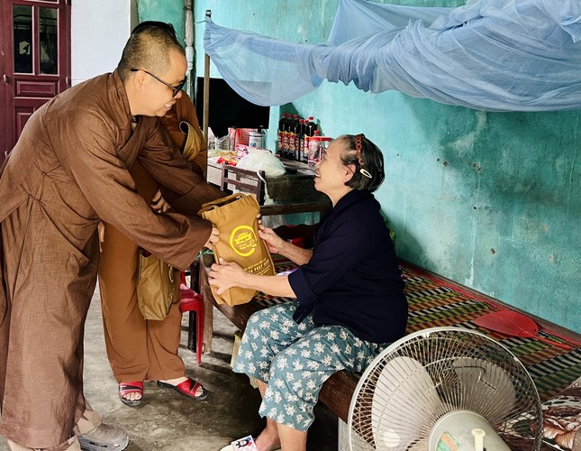 Tịnh viện Pháp Hạnh trao quà Tết đến người nghèo