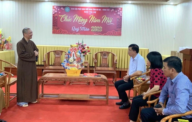 Thượng tọa Thích Thiện Thuận cảm ơn đoàn đến thăm, chúc Tết cổ truyền